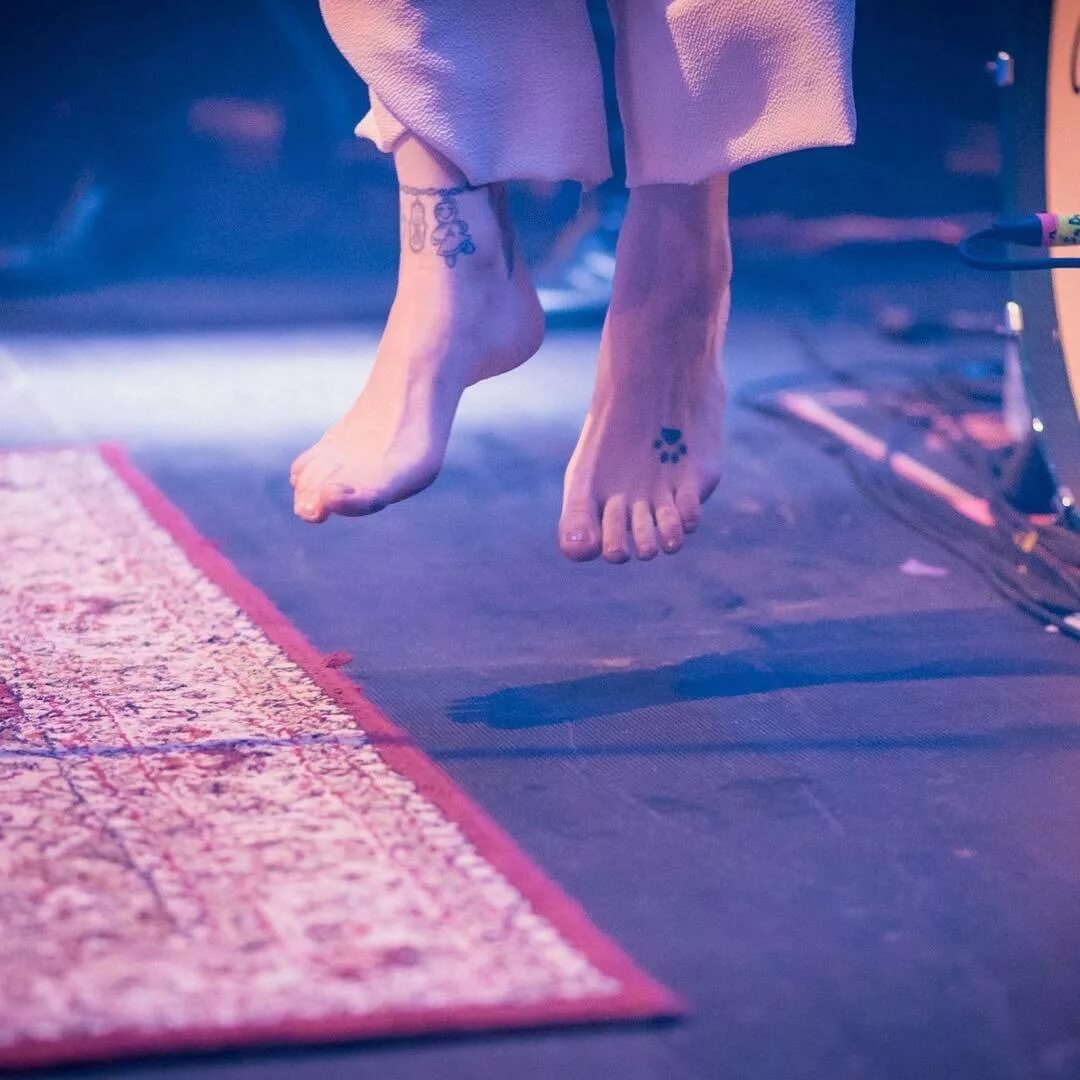 Алекс д босиком. Босоногая девчонка. Девушка босиком. Девушка босиком. Девушка на дороге.