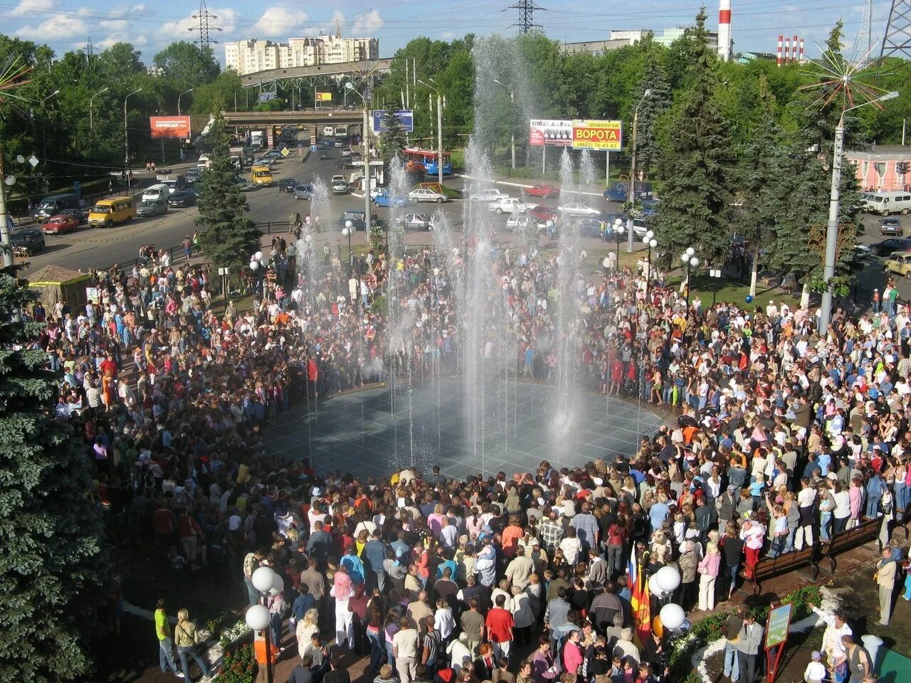 Тверь 1 мая. Фонтан на Комсомольской площади Тверь. Фонтан на Пролетарке Тверь. Сахарово фонтан в Твери. Светомузыкальный фонтан, Тверь.