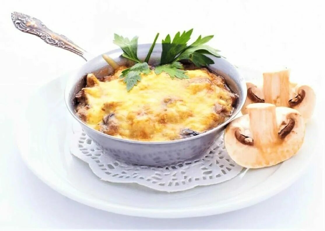 кокот грибной. жульен с курицей и грибами в кокотницах. жюльен с курицей и грибами в духовке. жюльен с курицей и грибами в духовке. жюльен из курицы с грибами.