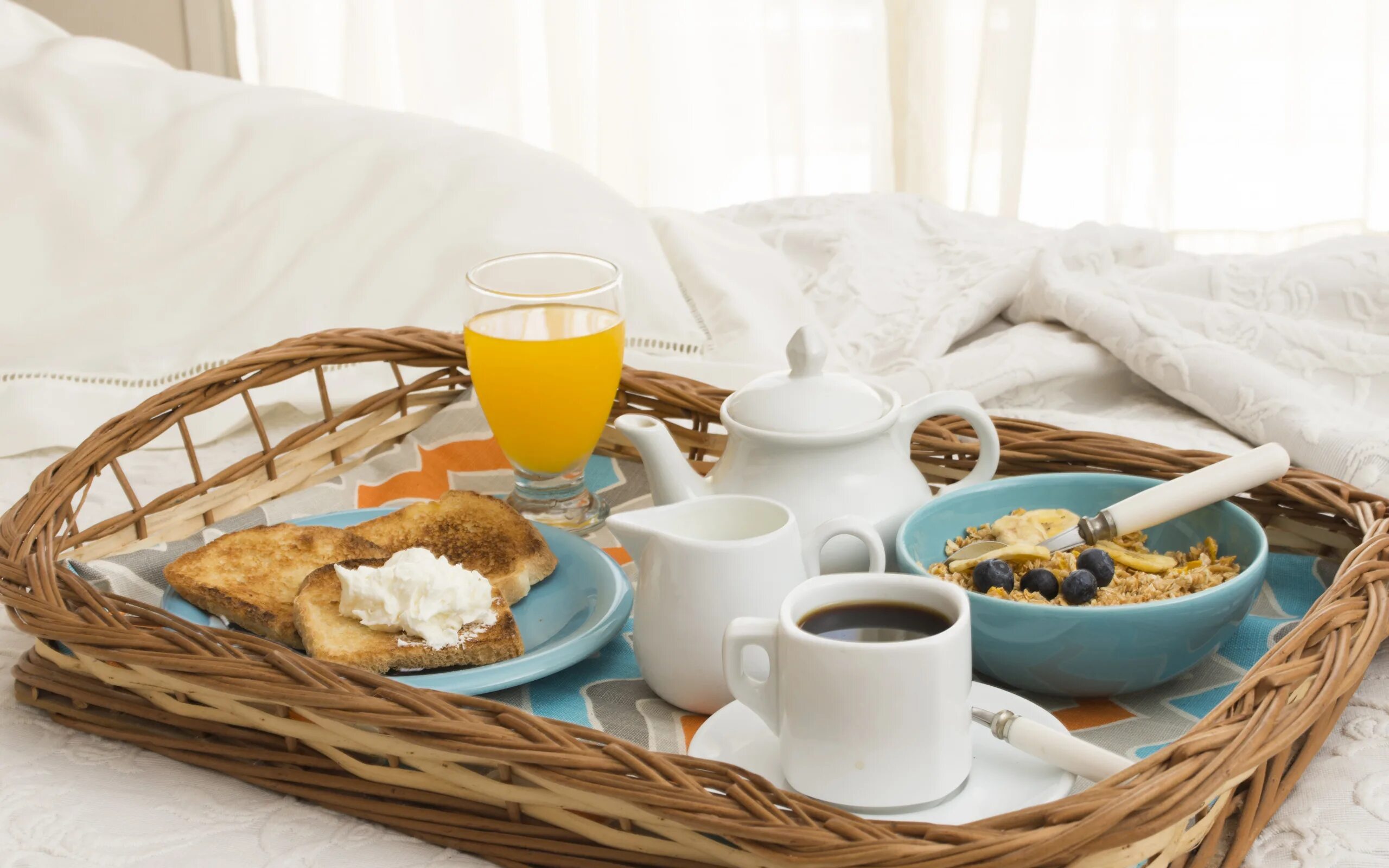 Обед в постель. Утренний завтрак. Завтрак с кофе. Завтрак в постель. Завтрак на столе.