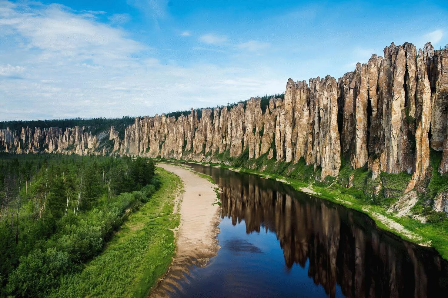 Синские столбы Саха Якутия река синяя. Река Лена Ленские столбы. Национальный природный парк Ленские столбы Якутия. Синские скалы Якутия. Знаменитые памятники природы