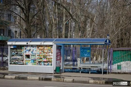 Снять ост. Ларьки у остановки. Палатки на остановках. Остановка с киоском. Палатка продуктовая.