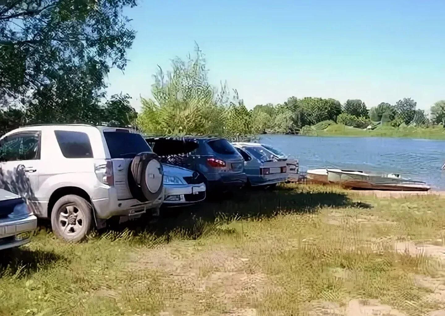 Ловля машин. Автомобиль у водоема. Автомобиль на берегу реки. Парковка у водоема. На машине на берегу речки.