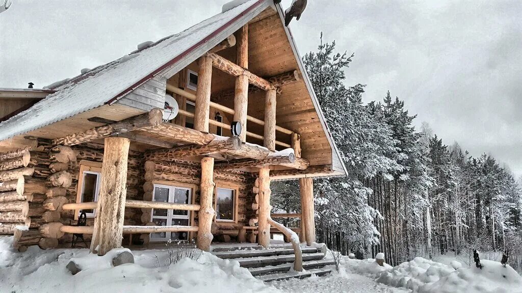 дом из бревна ручной рубки. дом из сруба 10х10. дом из бревна. новый деревянный дом. сруб дома кировская область.