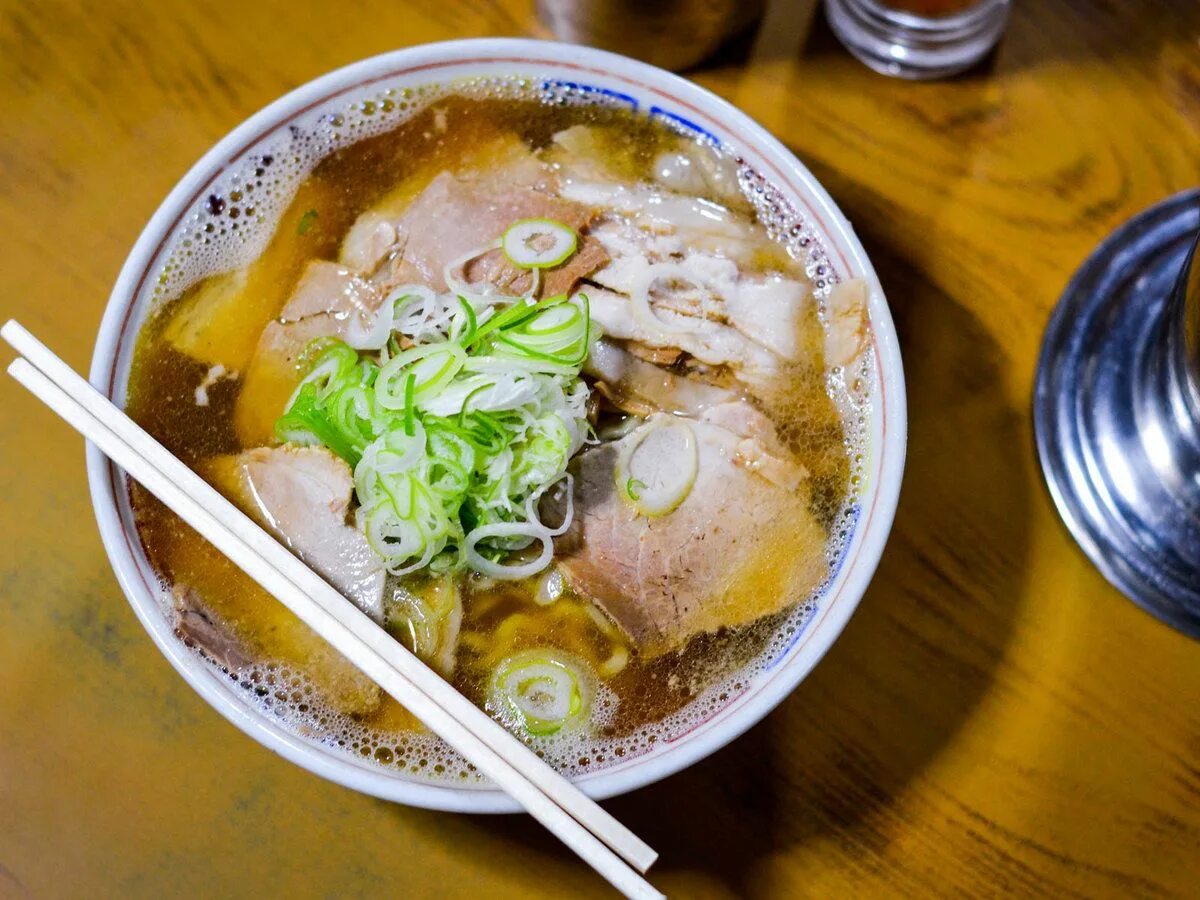 Вфуку рамен. Рамен какой бульон. Рамен какой бульон. Рамен с курицей и грибами. Рамен какой бульон.