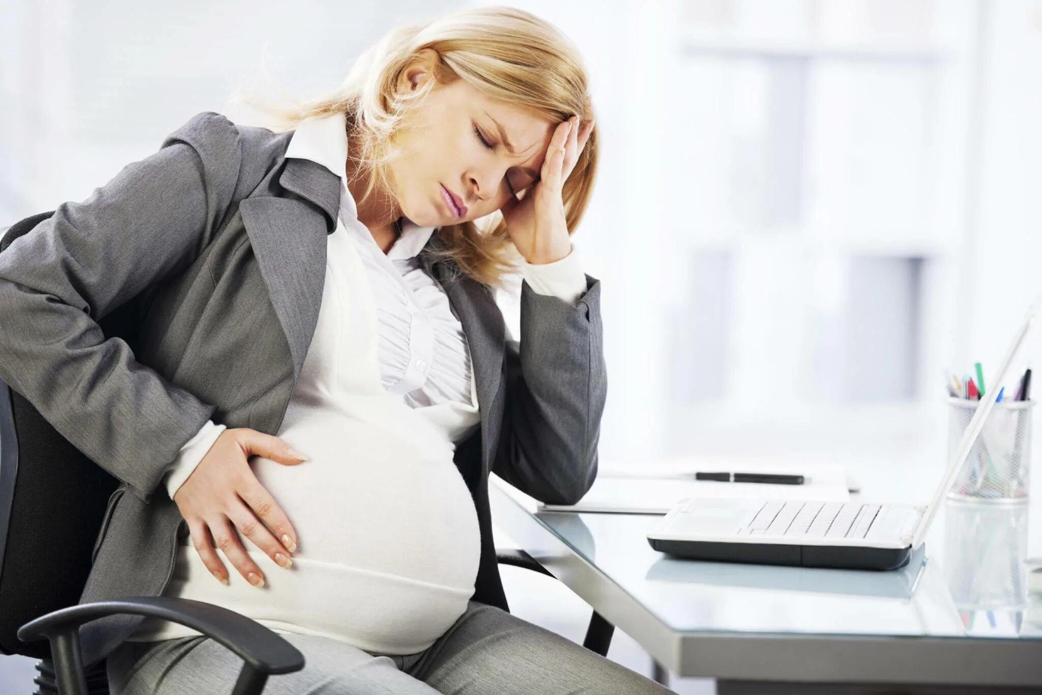 Женщины на вредном производстве. Беременные женщины. Беременные женщины на работе. Стресс беременной.