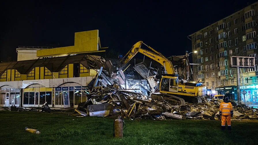 Снос тц мир. Объекты самостроя в москве. снос самостроя. ночь длинных ковшей. самострой в москве.