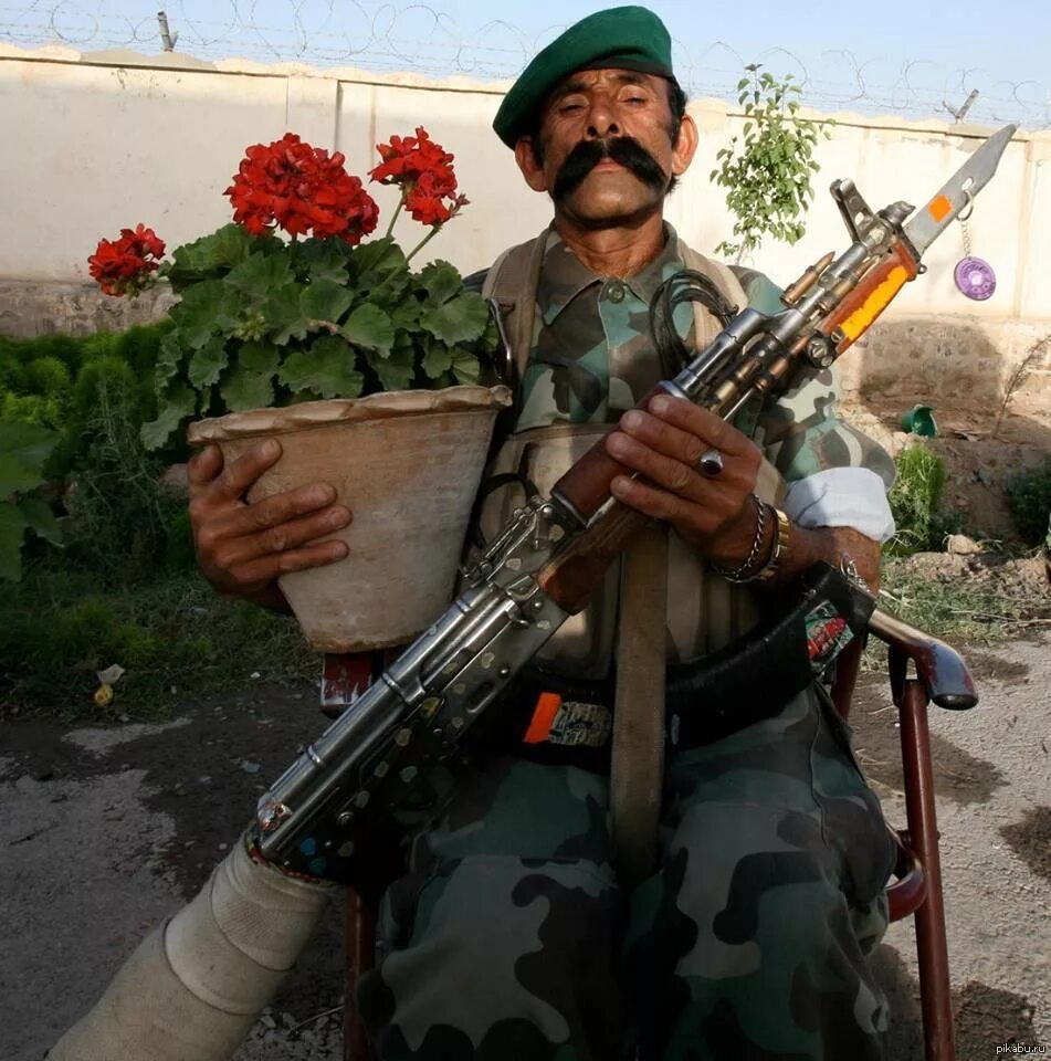 Кирилл дудка. Нормальный у меня характер встаньте пожалуйста покучнее. Талибы моджахеды шахиды. Придурки с оружием. Придурок с автоматом.