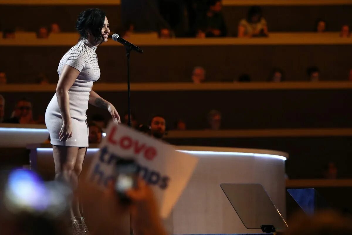 25 апреля 2016. Demi Lovato at Democratic National Convention in Philadelphia 07/25/2016. 2016 Democratic National Convention. Demi Lovato Legs. Demi Lovato - today show Interview (5th September 2012).
