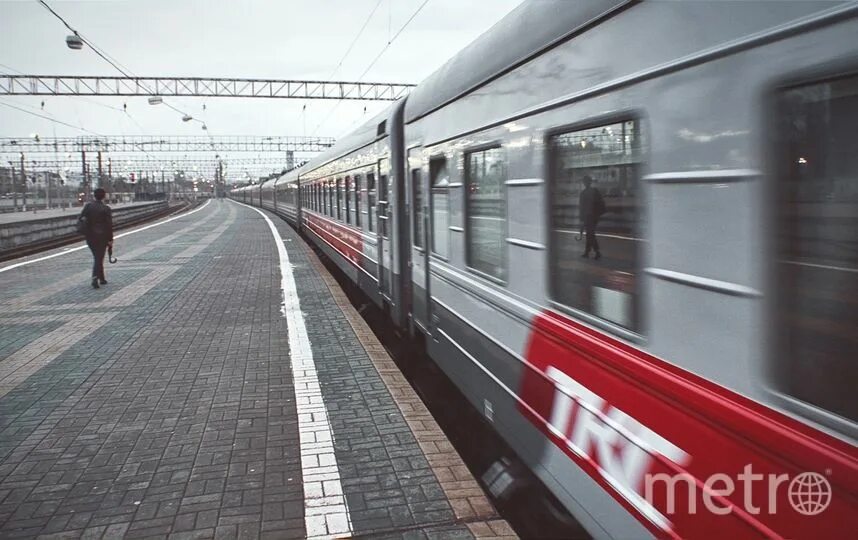 Длинный перрон. Московский вокзал Санкт-Петербург Пирон. Перрон вокзала. Московский вокзал Пирон. Перрон вокзал поезд лето.