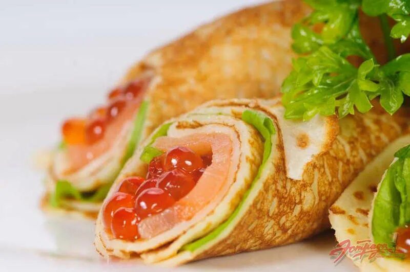 блины с икрой и творожным сыром. блины с икрой. блины с семгой и икрой. блины с икрой красной и творожным сыром. блины с икрой красной и творожным сыром.