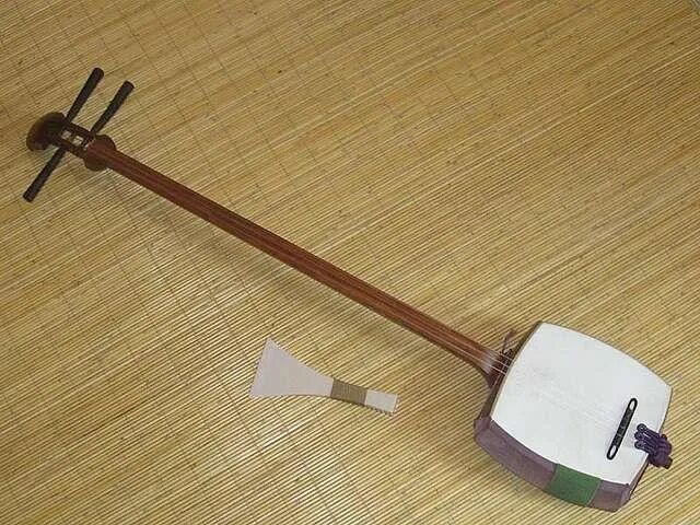 Японская трехструнная лютня с длинной шейкой. Японский музыкальный инструмент сямисэн. Сямисэн струнный музыкальный инструмент. Японский инструмент сямисен. Японский струнный инструмент сямисэн.