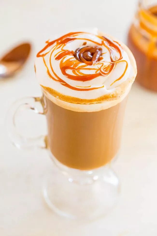 Coffee Caramel Macchiato. Кофейный напиток Caramel Macchiato. Кофе карамель макиато. Карамельный латте макиато. Карамельный раф