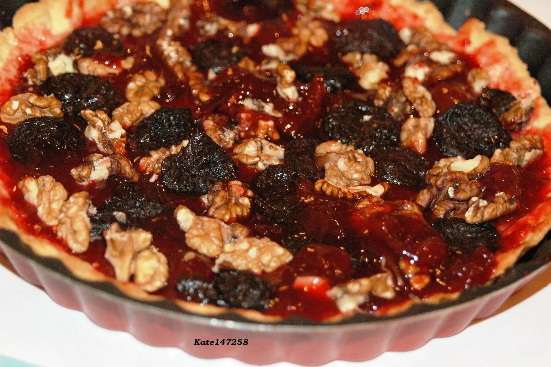 Пирог с черносливом и грецкими орехами. Пирог с орехами и черносливом. пирог курага чернослив грецкий орех. пирог с черносливом и грецким орехом со сгущенкой.