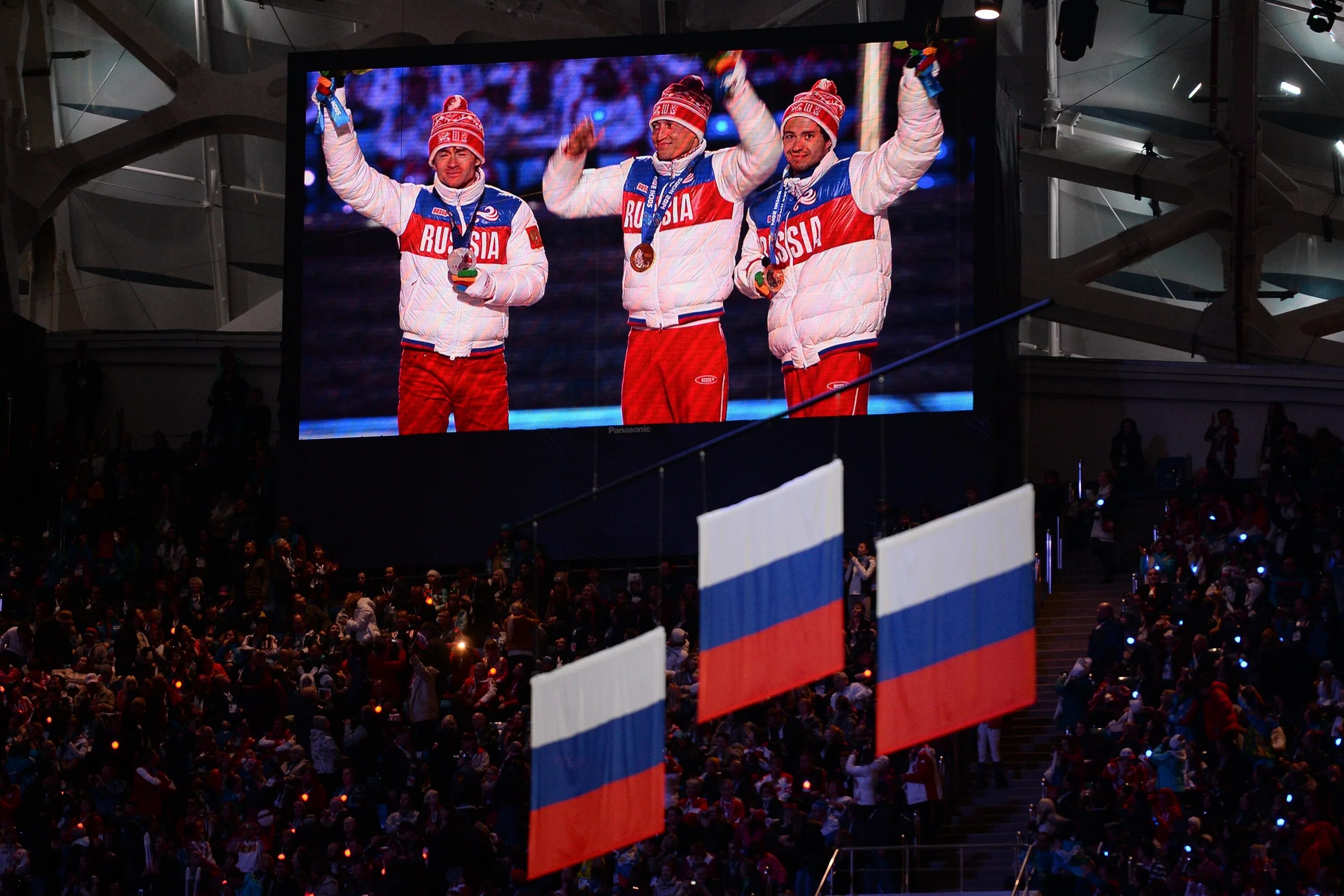Игра подними флаг. Поднятие флага на Олимпиаде. Три русских флага на Олимпиаде. Спортсмен с флагом. Флаги для соревнований.