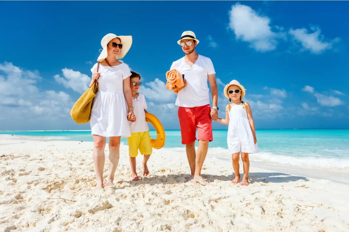 Выгодно ли в мае ходить в отпуск. Семья на море. Счастливая семья на море. Семья на пляже. Семья на отдыхе.