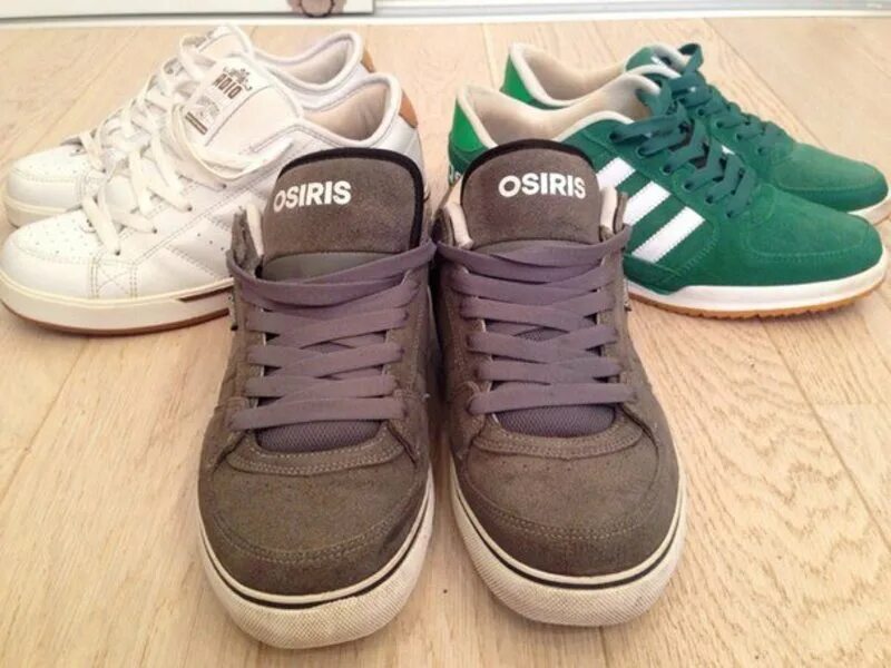 две пары кроссовок. три пары обуви. пара кроссовок. Adidas nmd runner pk мужские. 3 пары кроссовок.