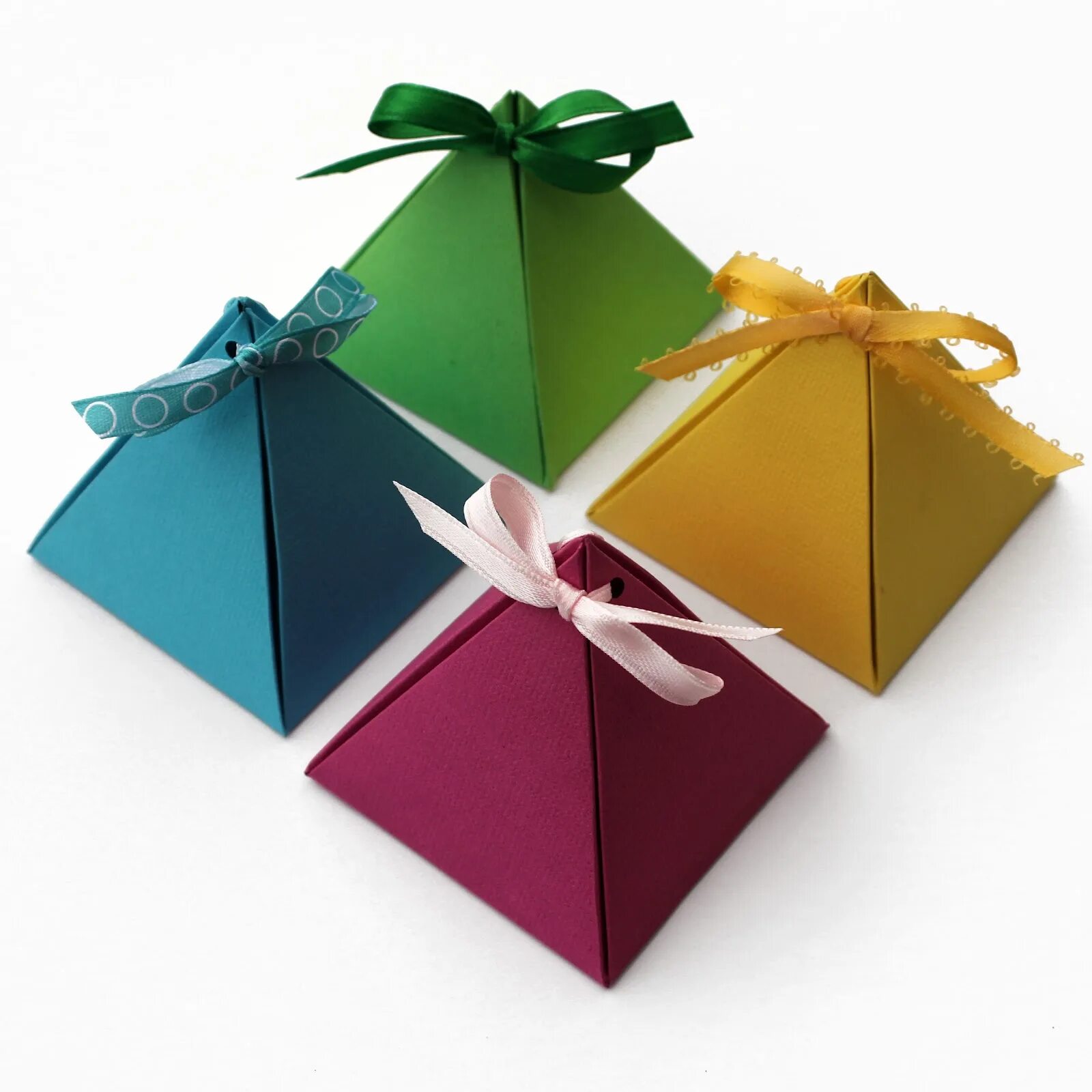 Подарки оригами своими руками. Коробочка для подарка. Подарки и упаковка. Красивая коробка для подарка. Упаковка коробочки для подарков.