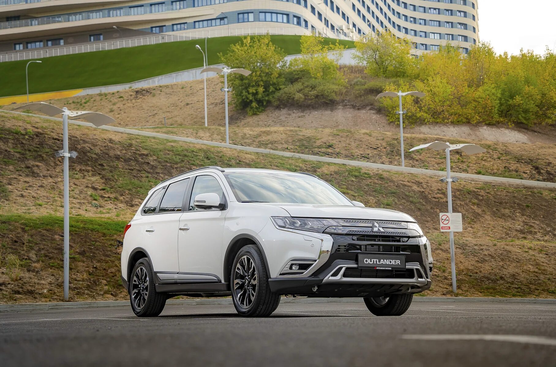 Какой кроссовер купить в 2024 году лучше. Mitsubishi Outlander черный хром. Outlander черные интегрированные 17+.