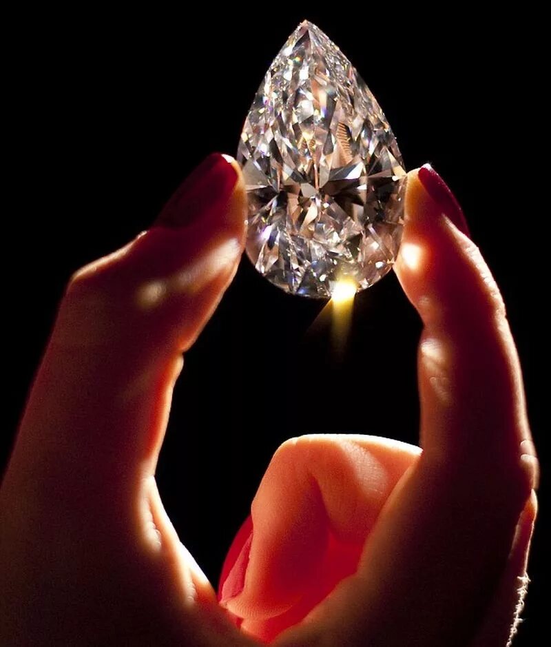 Инвестирование в драгоценности first class diamonds. Драгоценный камень в руках. Крупные бриллианты. Драгоценности в руках.
