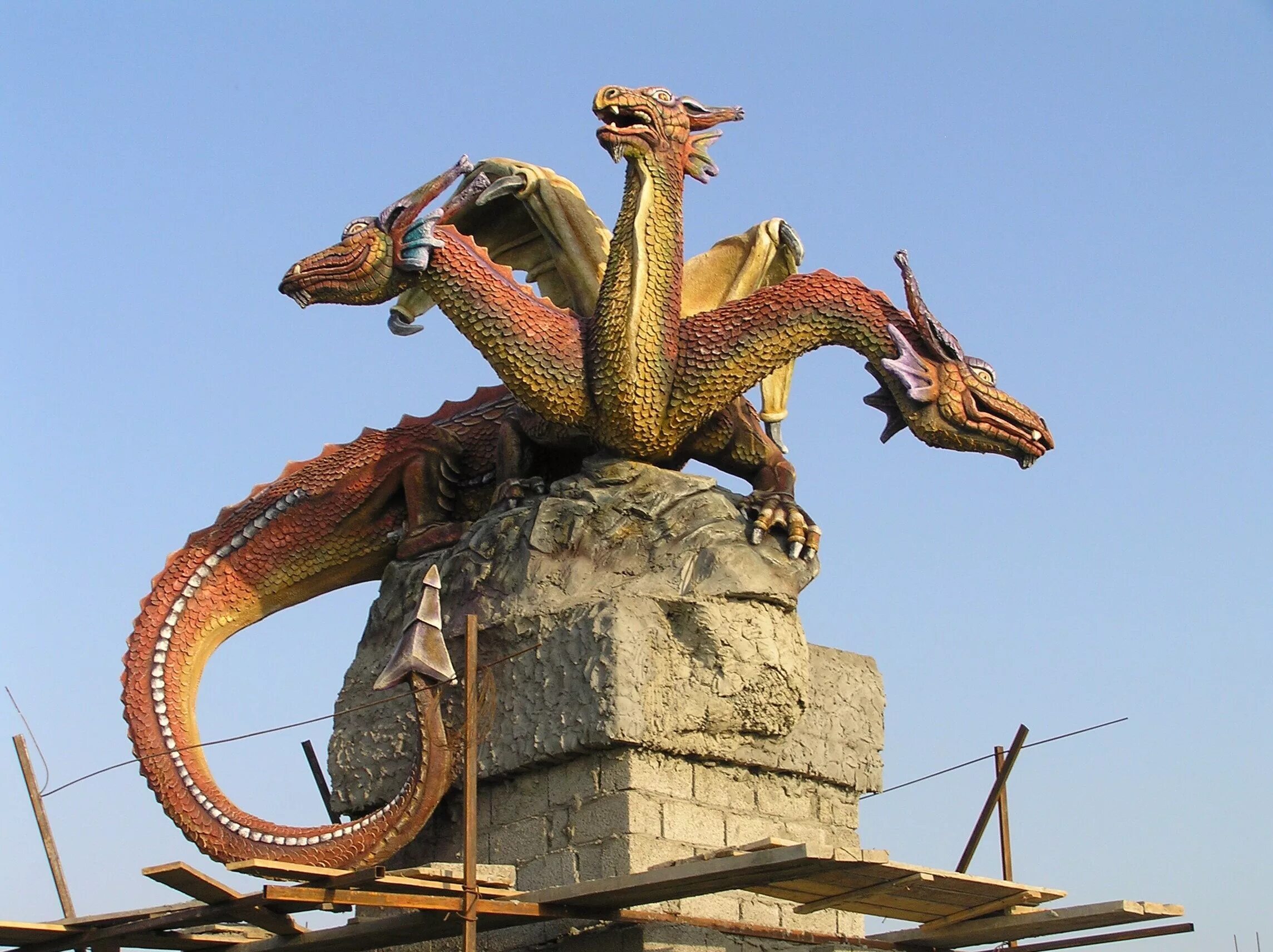 Змей Горыныч (змей-дракон). Трёхголовый дракон статуя. Змей Горыныч памятник Кудыкина гора. Змей трехголовый дракон.