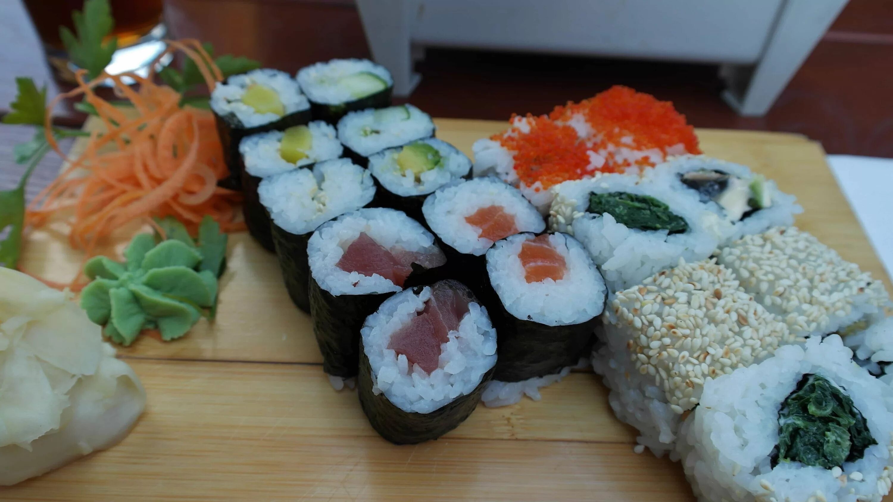 Роллы с креветкой калорийность. Суши. Роллы на столе. Японская кухня рыба. Японская кухня рис рыба.