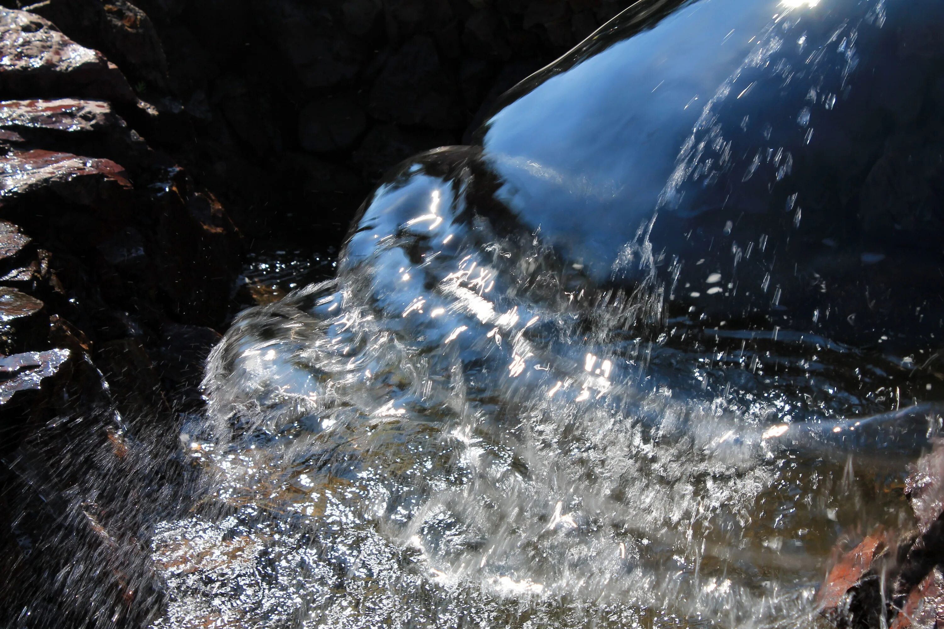 С неба льется вода. Фотоконкурс вода. Вода льется. Ролик о воде. Вода льющаяся с горы.