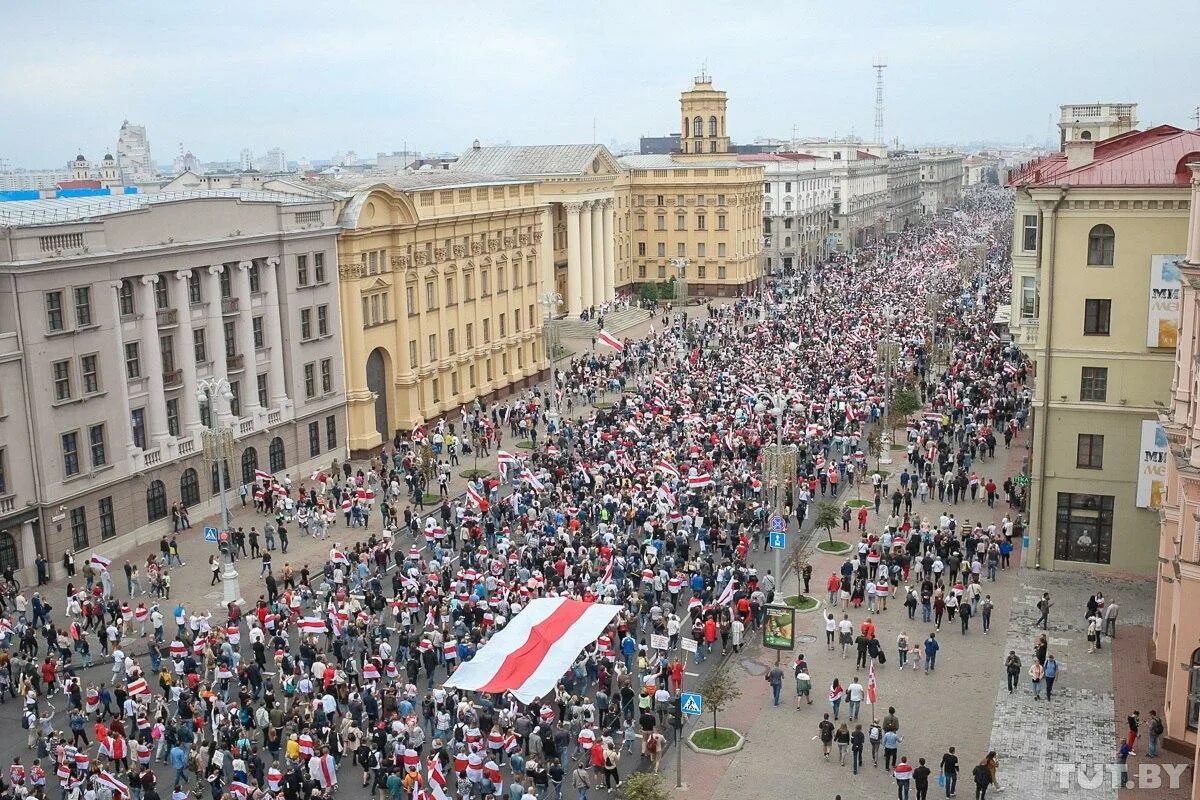 Почему сегодня в минске. Протесты Белоруссия 2020 Минск город герой. Митинг 100 тысяч человек. Протесты Минск с высоты. Митинг с высоты.