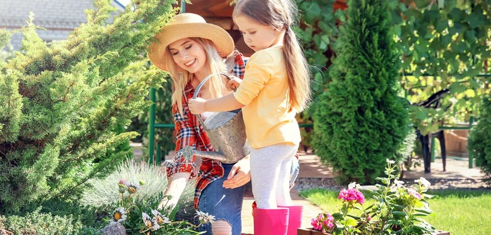 My neighbour&#039;s daughter. Девочка с мамой в саду. neighbour daughter. neighbor girl.