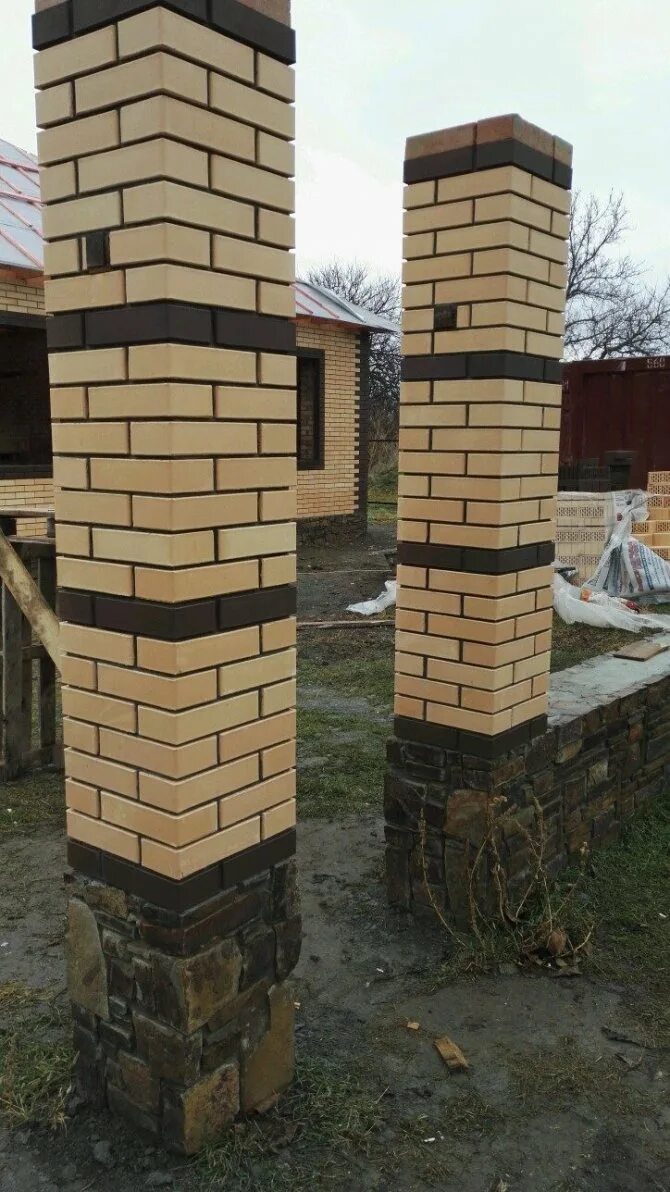 Кладка столбов забора. Столбы из кирпича. забор с колоннами из кирпича. забор из кирпичных столбов. заборные столбы из кирпича.