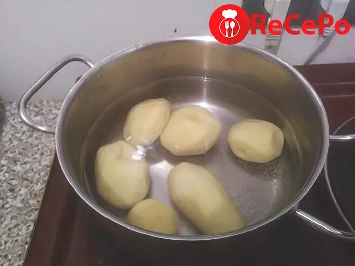 Сколько варить картошку очищенную после закипания. Картофель в кастрюле. Сколько варить картошкк. Сколько варитькортошку. Сколько варить картошку.