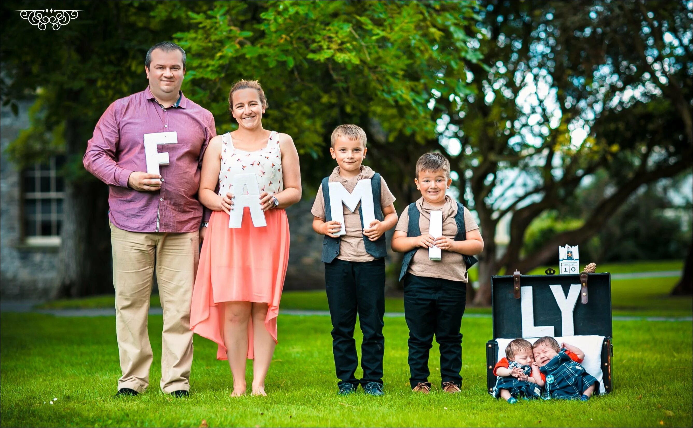 Семейная фотосессия в студ. Идеи для творческой фотосессии. Интересные семейные фотосессии. Креативный семейный портрет. Семейная фотосессия дома идеи.