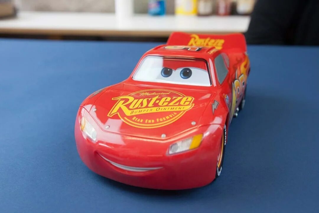 Говорящая маквина. Молния маккуин. ultimate lightning mcqueen. машинка молния маккуин говорящая. маквин молния сбоку.
