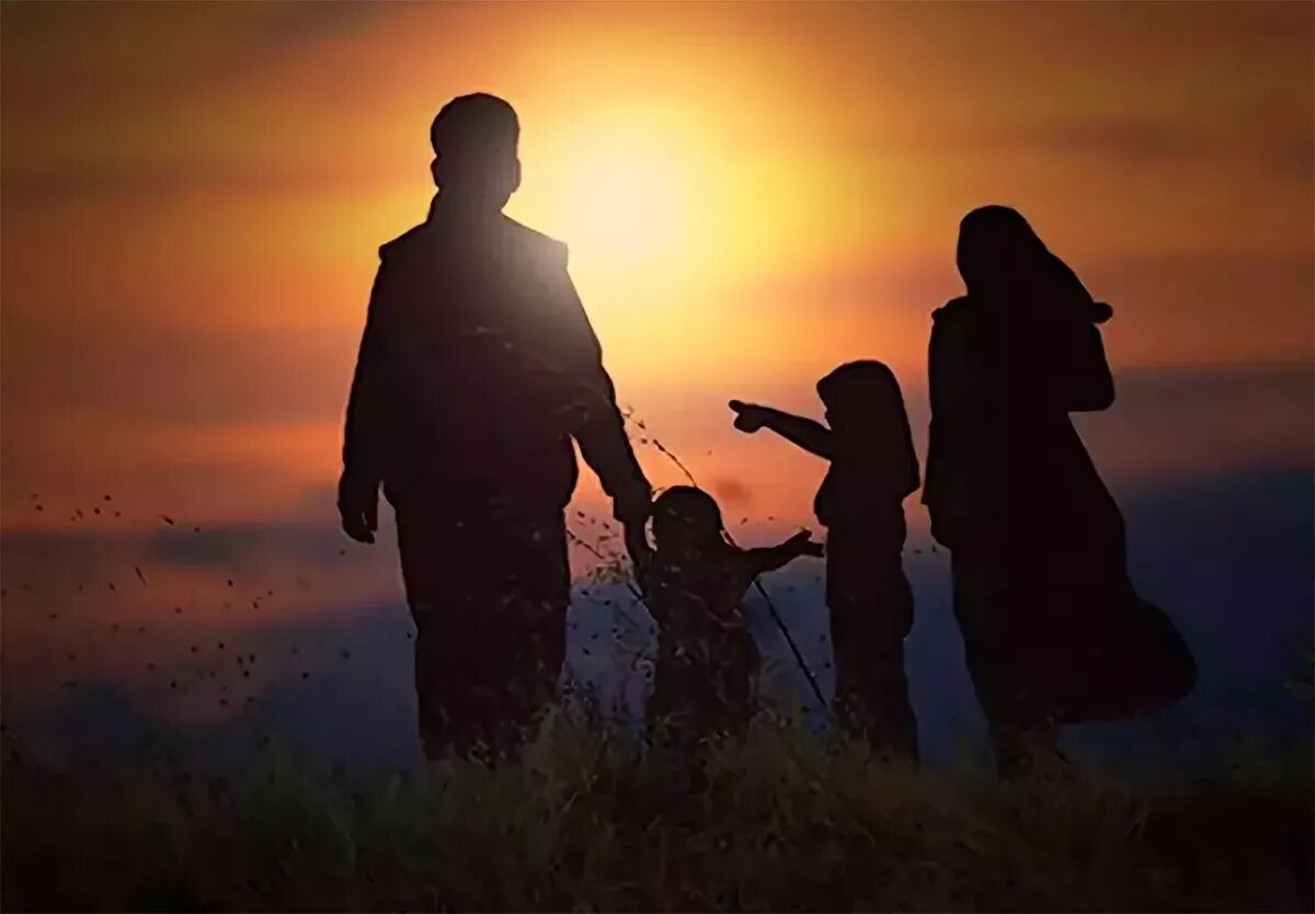 Счастливая мусульманская семья. Мусульманская семья с детьми. Исламский семья и дети.