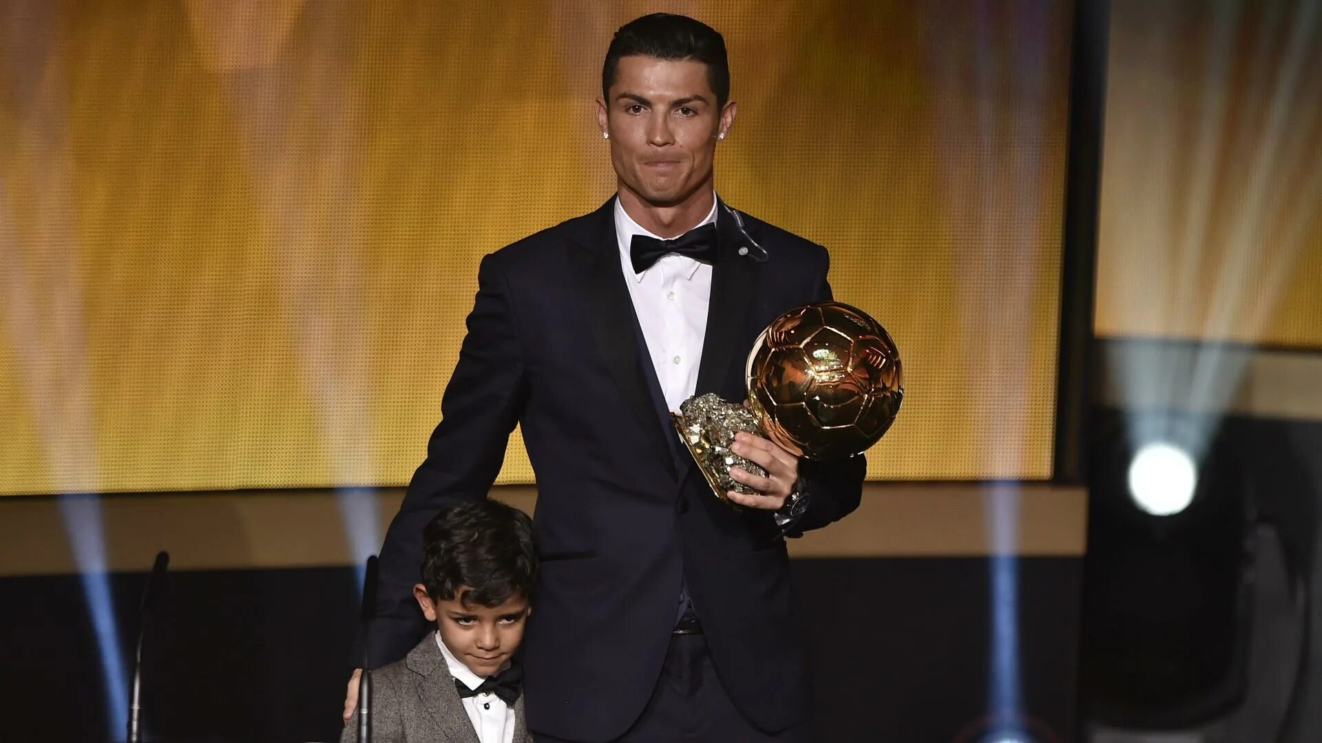 Золотые мячи Месси и Роналдо. Роналду с золотым мячом. Cristiano Ronaldo Ballon d'or. Cristiano Ronaldo Ballon d'or 2008.