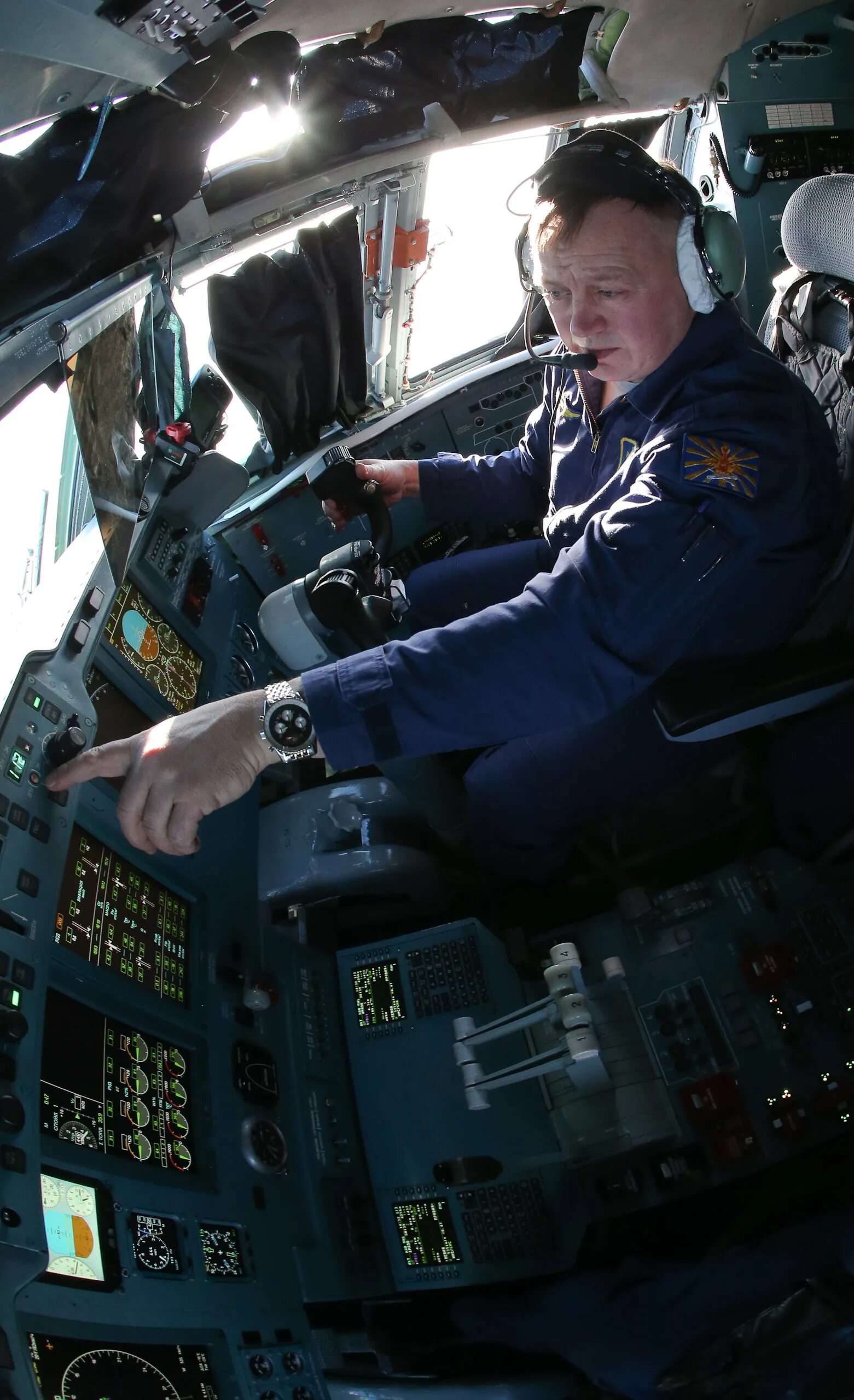 ил 76 мд кабина. военный летчик ил-76.