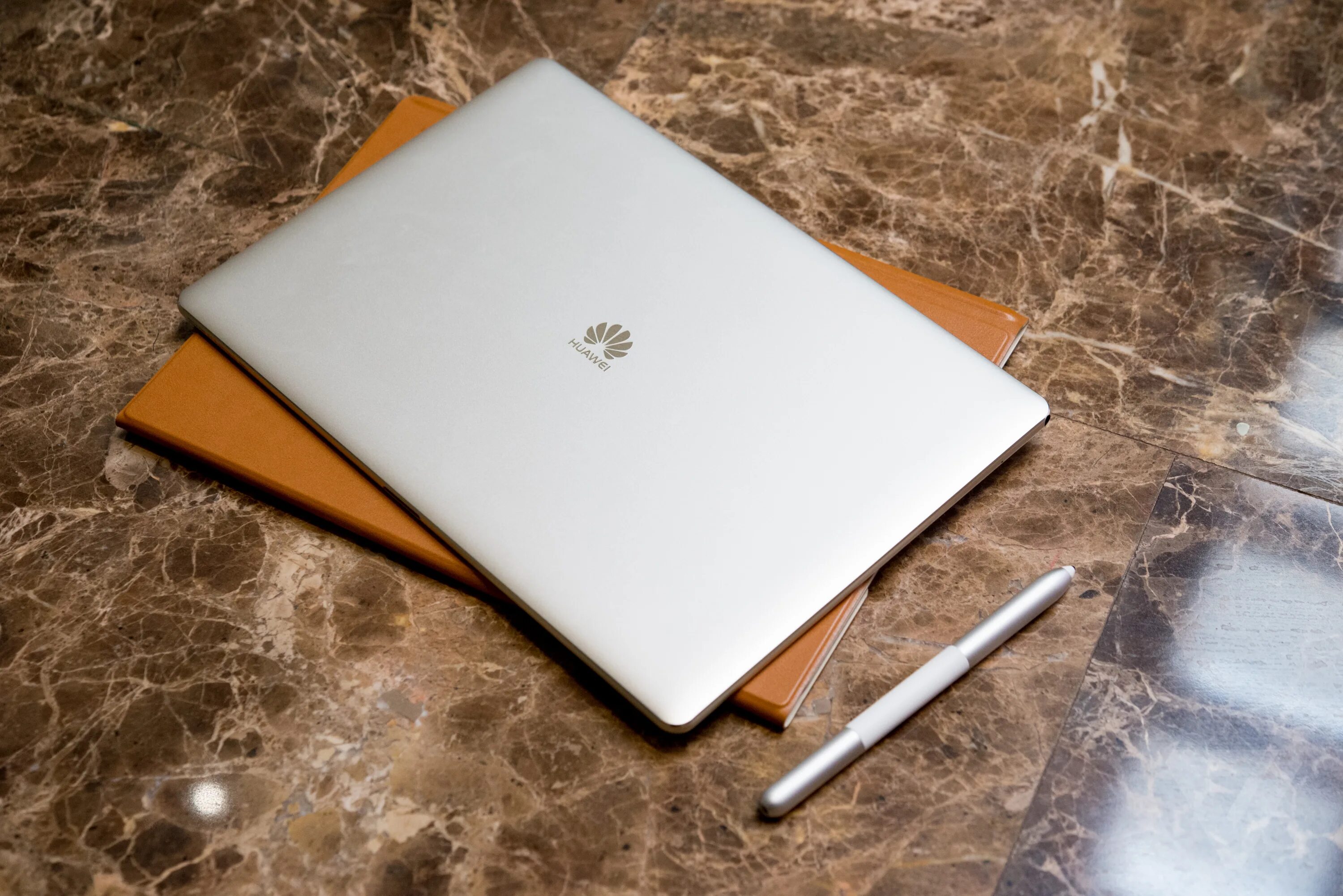 Huawei matebook аккумулятор. Huawei MATEBOOK 2016 планшет. Huawei MATEBOOK 2016. Док станция Huawei MATEBOOK. Гибридный планшет Хуавей купить в Москве.