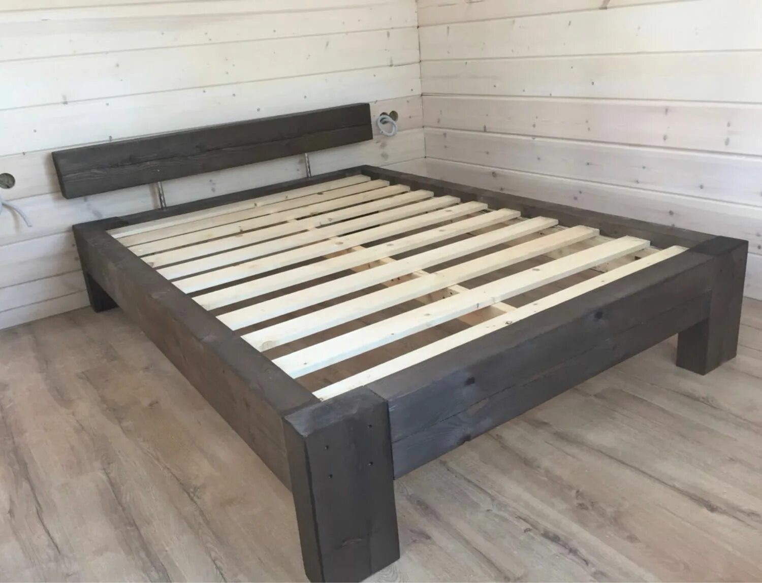 Самодельная кровать из дерева. Кровать ikea 160 200 из массива сосны. Кровать каркасная деревянная. Кровать из брусков. Кровать двуспальная из бруса.