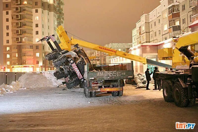 Падение подъемного крана. Спецтехника автокран. автокран на стройке. падение автокрана.