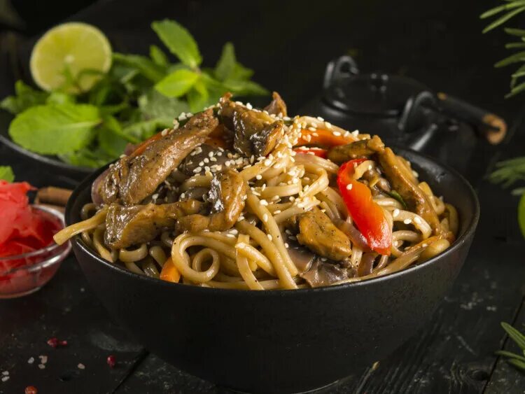 ганфан вок вок бишкек. Wok со свининой. вок удон со свининой. свинина с лапшой удон вок. лапша удон со свининой и овощами.