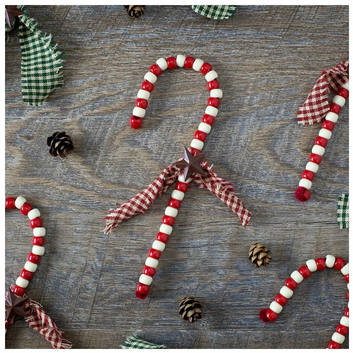 Брошка музыкальная. Палка для саиди. Вышивка крестом новогодний леденец. Брошь из бисера новый год. Новогодний леденец.