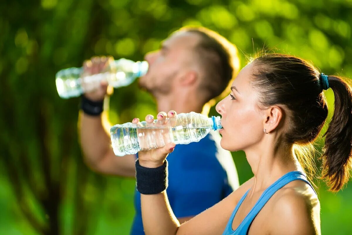 Здоровый образ жизни вода. Питье спортсмена. Спортсмен пьет воду. Питьевая вода. Мод на пить воду