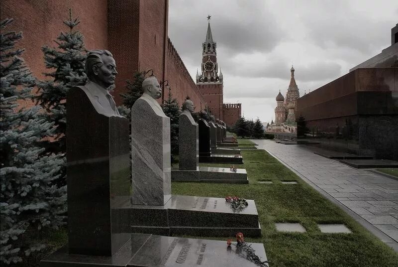 Список у кремлевской стены. Некрополь у кремлёвской стены. Красная площадь некрополь у кремлевской. Некрополь у Кремля могилы Москва. Некрополь у кремлёвской стены, Москва, красная площадь.