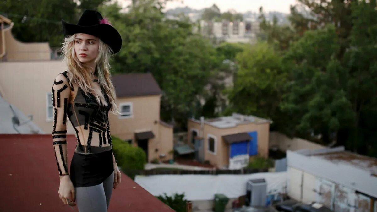 Grimes певица 2022. Граймс 2021. Grimes рост. Включи гримс. Grimes певица.