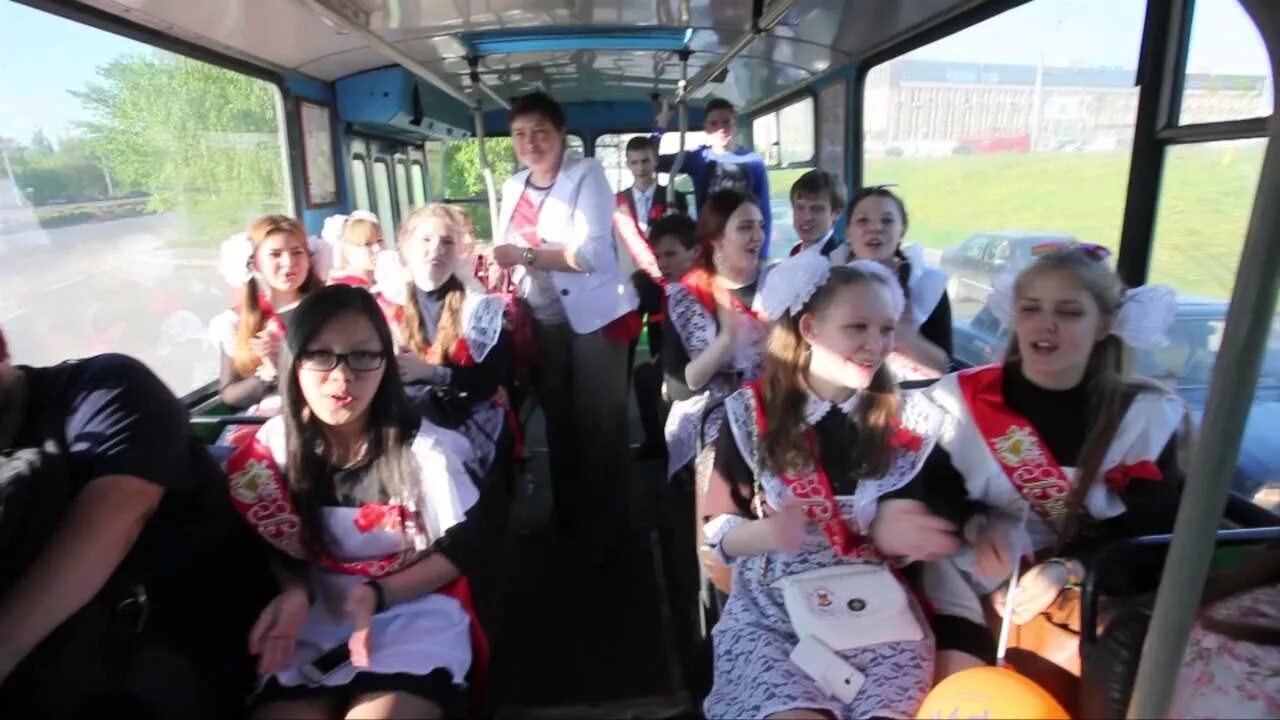 Красивые девушки в транспорте. Женщины в общественном транспорте. Сломанная дверь автобуса. Ребенка высадили из автобуса. Девушка выходит из автобуса.