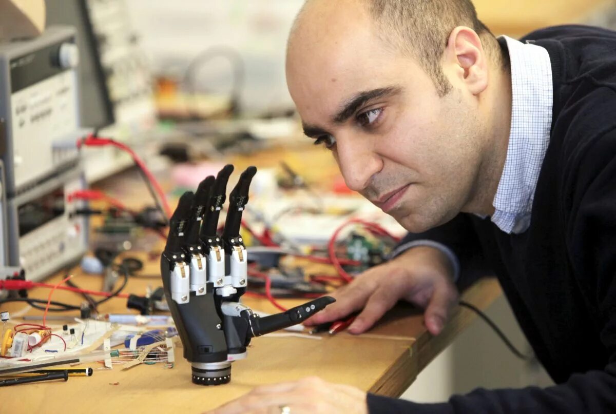 Бионические протезы. Первый бионический протез. Протез руки. Разработчик киберпротезов.