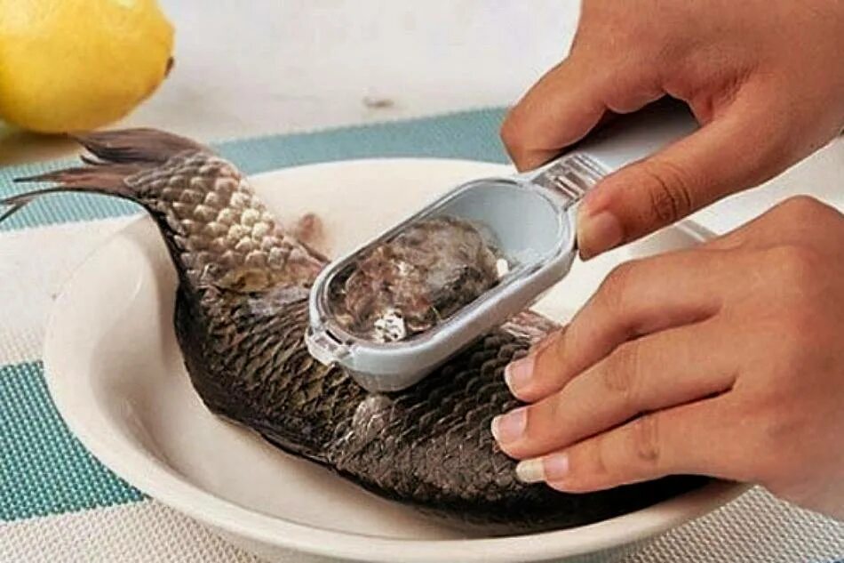 Чистка рыбы. Чистка рыбы от чешуи. Лайфхак для чистки рыбы от чешуи. Как отмыть рыбу