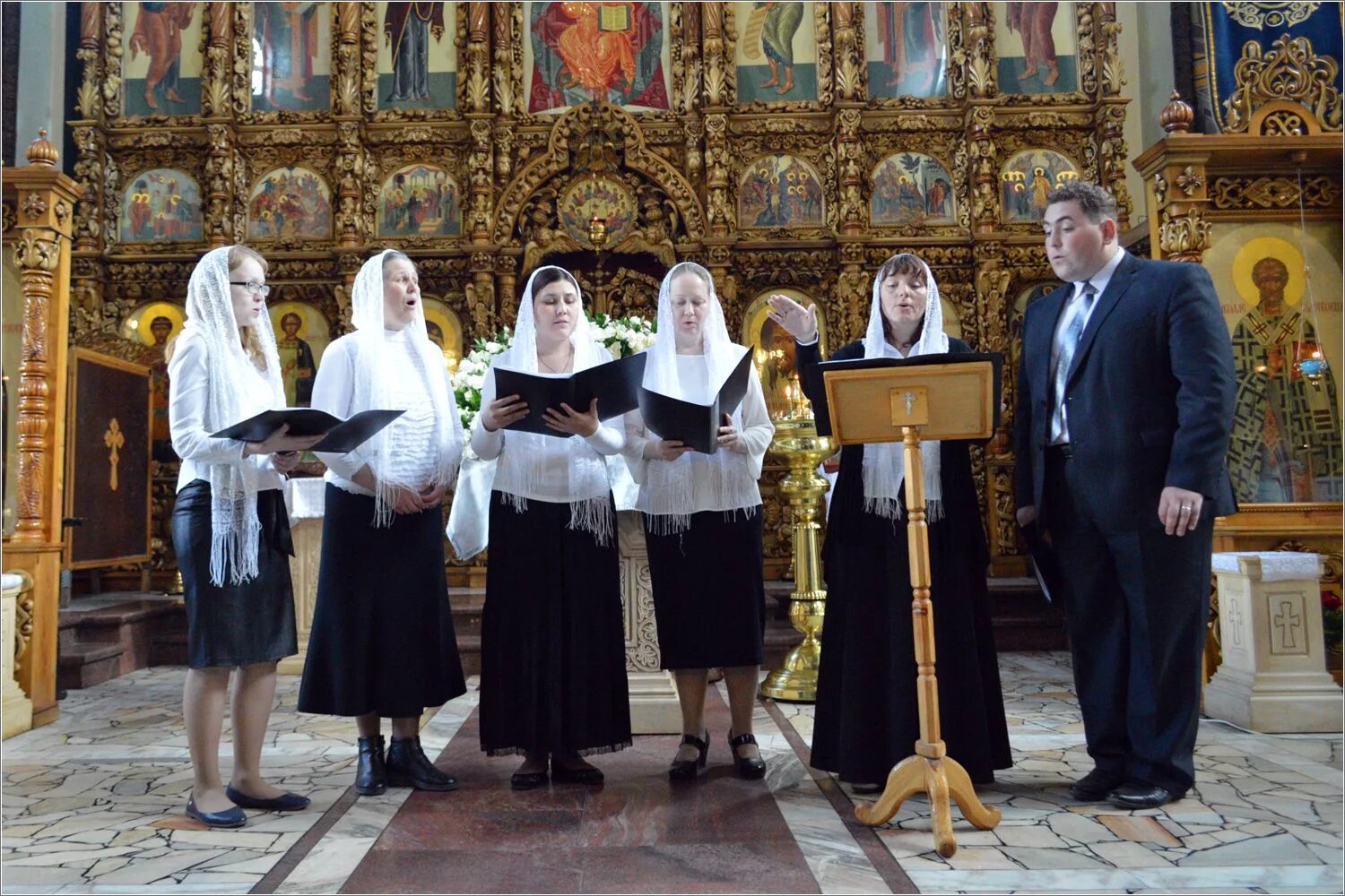 Площадка для певчих в православной церкви 6. Клирос хор православные. Храм хора. Костюм для церковного хора. Певчие в храме.