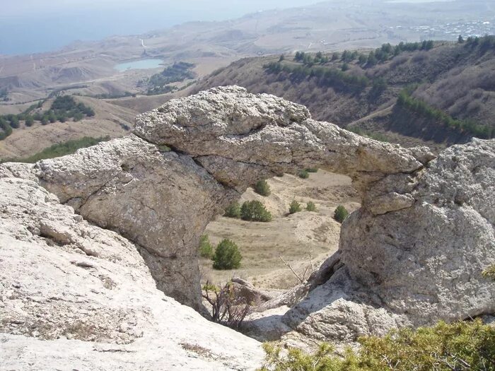 Новоульяновка бахчисарайский район. Романтические иллюстрации роберта магуайра. Каменное кольцо любви солнечная долина крым. Судак кольцо гора. Новоульяновка крым озеро.