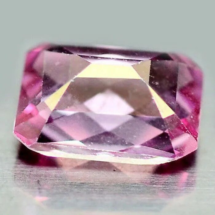 Розовый топаз ограненный. Кварц александрит. Топаз розовый полудрагоценный камень. Розовый Топас камень.
